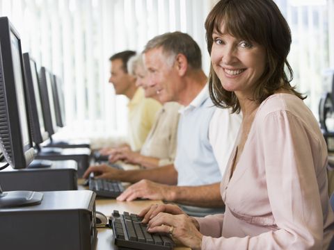 Erwachsene lernen am Computer