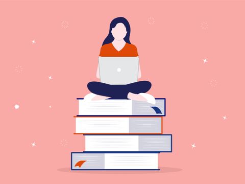 Frau sitzt auf einen Bücherstapel mit Laptop