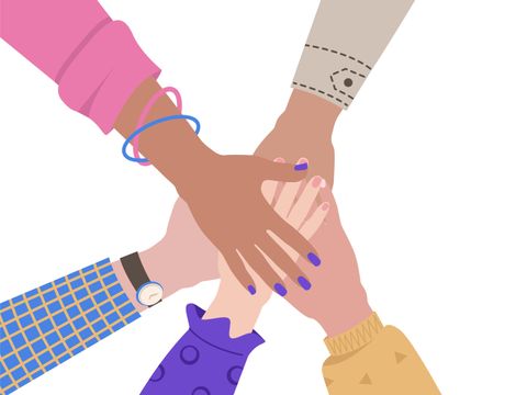 Vier Hände liegen übereinander