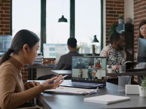 Verschiedneen Menschen ine einem modern eingerichteten Büro