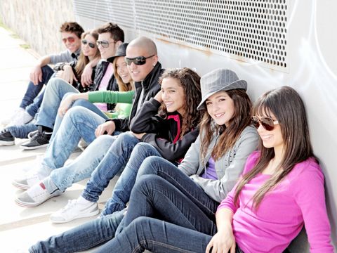 Gruppe von entspannten Jugendlichen oder Studenten