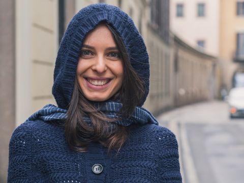 Junge Frau mit Kaputzen-Pullover