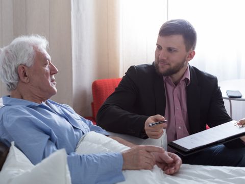 Mann und Notar im Krankenhaus