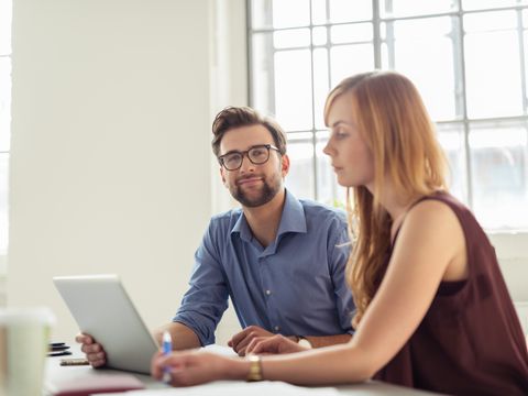 Business-Leute sitzen am Tisch mit laptop