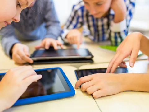 Kinder spielen mit Tablet-PC