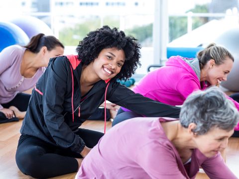 Frauen beim Stretching, Yoga, Dehnen,
