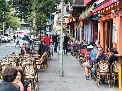 Menschen im Straßencafè im Wrangelkiez