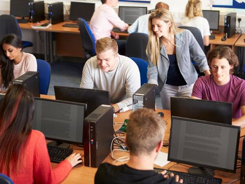Studentinnen und Studenten im IT Unterricht