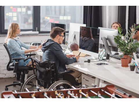 Verschiedene Menschen bei der Arbeit im modernen Büro