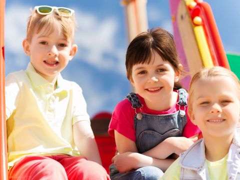 drei Mädchen auf einem Spielgerät