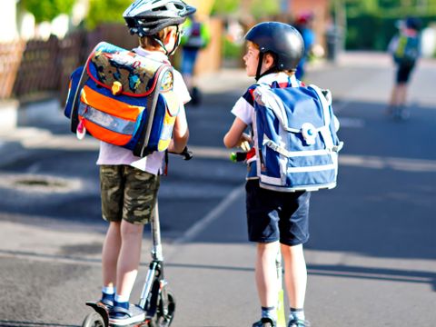 Kinder auf dem Schulweg