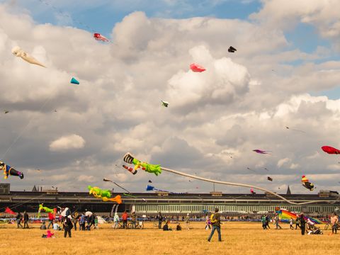 Drachen steigen über dem Tempelhofer Feld auf