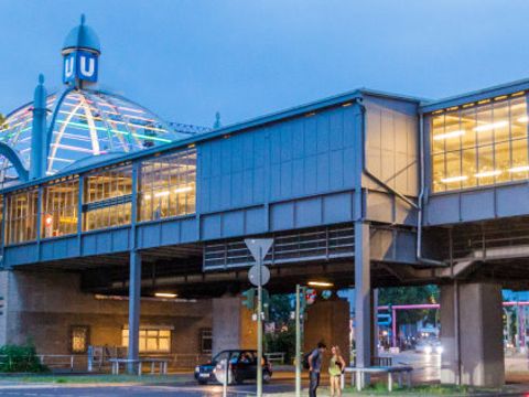 U-Bahnhof Nollendorfplatz in der Dämmerung beleuchtet in Regenbogenfarben