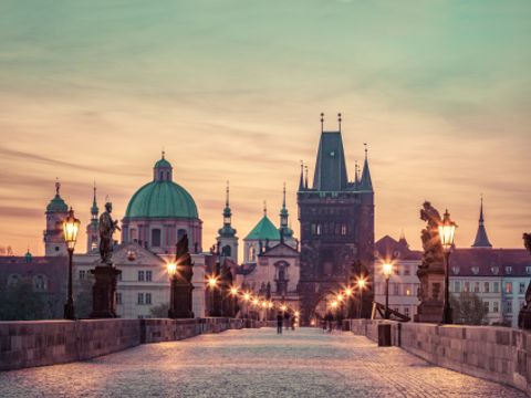 Prag: Karlsbrücke bei Sonnenaufgang