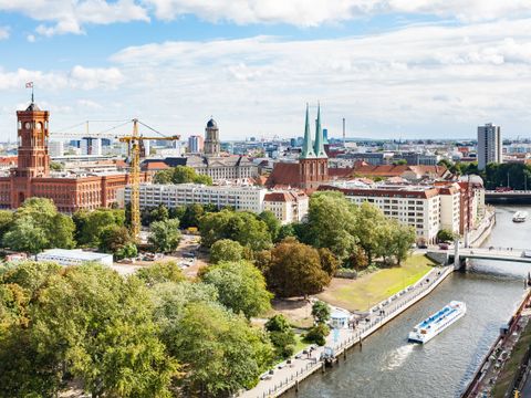 Panorama der Spree entlang mit Rathausbrücke in Berlin