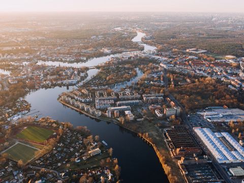 Weitwinkel-Sonnenuntergang-Drohnenaufnahme der alten Stadt Kopenick Berlin