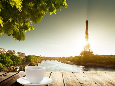 Kaffee am Tisch und Eiffel-Turm in Paris