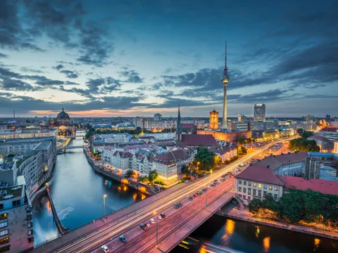Berlin Skyline Panorama im Dämmerlicht während der blauen Stunde
