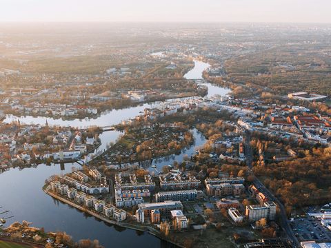 Weitwinkel-Sonnenuntergang-Drohnenaufnahme der alten Stadt Kopenick Berlin