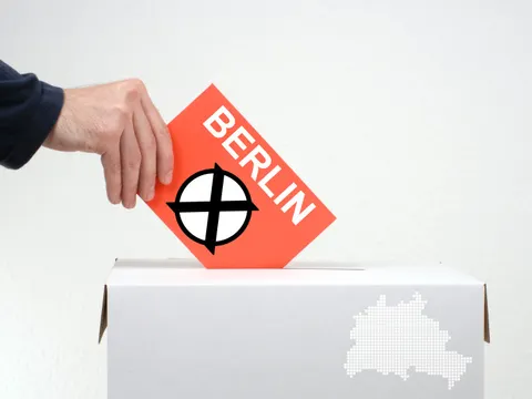 Wahlurne und roten Umschlag