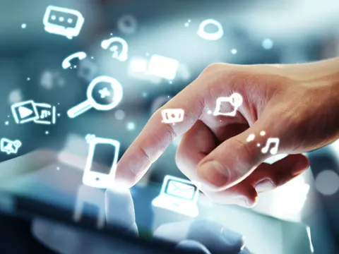 Finger tippt auf Tablet