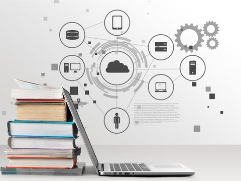Bücherstapel mit Laptop
