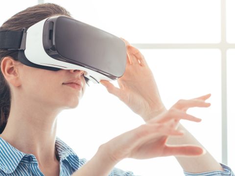 Frau trägt VR-Brille