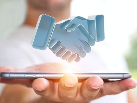 Geschäftsmann schließt eine Partnerschaft 3d Rendering, Smartphone, Hände