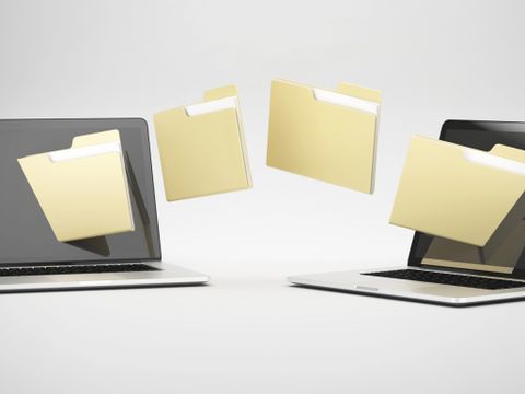 Daten werden zwischen zwei Computern übermittelt