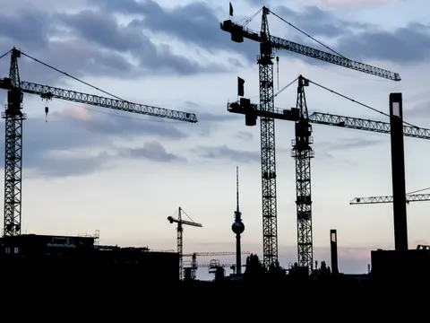 Kräne auf Baustelle in Berlin