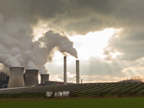 Kraftwerk mit Energie und Windkraft, Solarstrom
