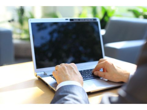 Hände am Laptop
