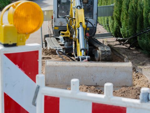 Minibagger für Straßenbauarbeiten für Internet und Stromversorgung