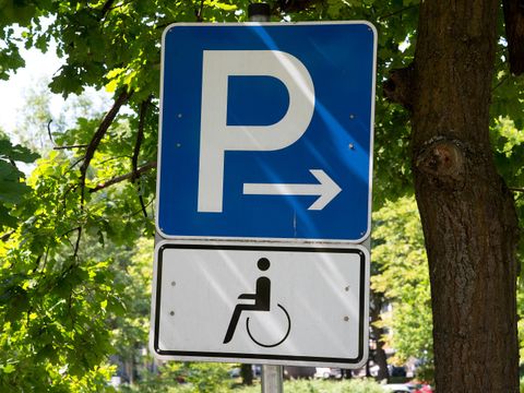Hinweis auf Behindertenparkplätze