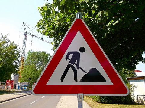 Ein Gefahrenschild mit der Aufschrift Vorsicht Bauarbeiten