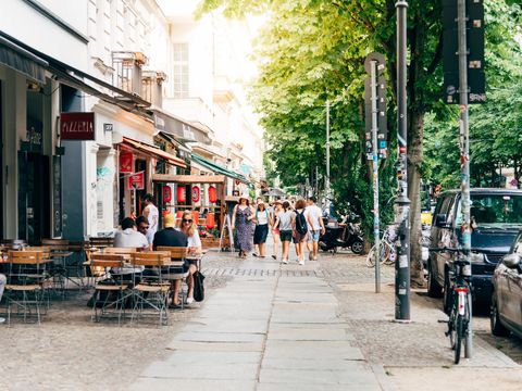 Tische und Stühle vor einem Restaurant