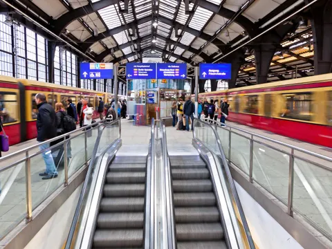 Fahrgäste warten am S-Bahnhof Friedrichstraße auf Züge