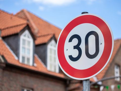 Tempo-30-Schild auf der Straße