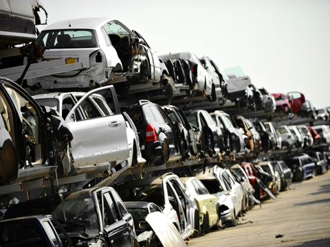 Gestapelte Autos auf einem Schrottplatz