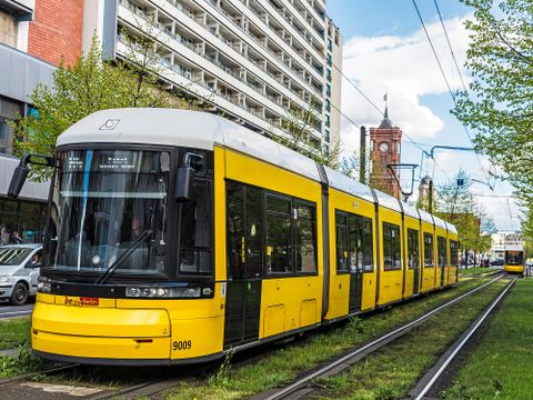 Gelbe Straßenbahn in Berlin, nahe des Roten Rathauses am Alexanderplatz.