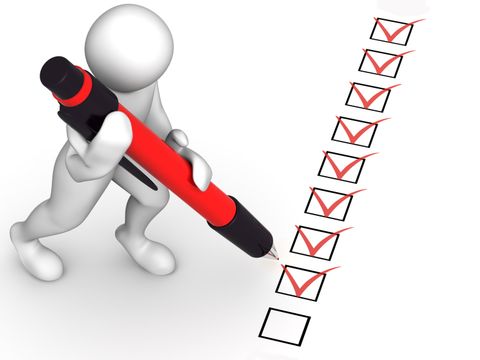 3D-Männchen mit Stift auf einer Checkliste