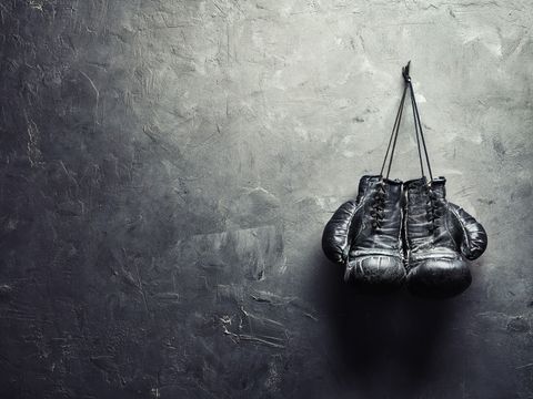 Alte Boxhandschuhe hängen Nagel auf Mauer