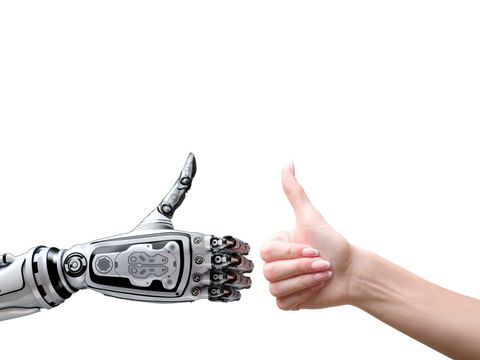 Roboterhand und Menschenhand halten den Daumen hoch