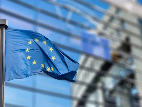 Flagge der Europäischen Union vor dem Europäischen Parlament