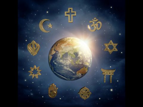 Weltkugel umgeben von religiösen Symbolen