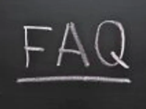 Mit Kreide geschriebene Abkürzung FAQ auf einer schwarzen Tafel
