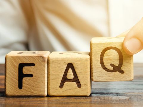 FAQ; drei nebeneinander liegende Würfel mit den Buchstaben F, A und Q. Der Würfel mit dem Q wird von einer Hand hochgehoben