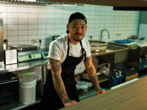 Mann in einer großen Küche eines Restaurants arbeitend