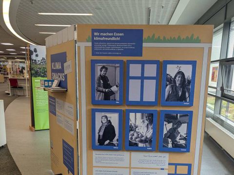 Ausstellungswand mit Fotos und kurzen Texten