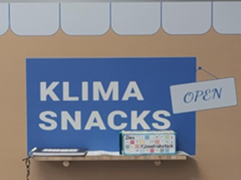 Eine Ausstellungswand mit der Aufschrift "Klima Snacks"